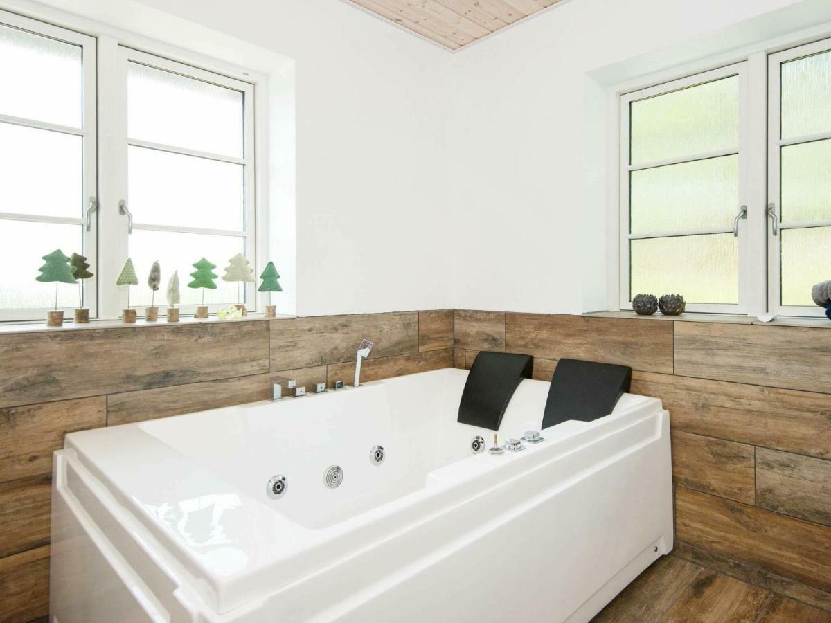 10 Person Holiday Home In Glesborg Exteriör bild