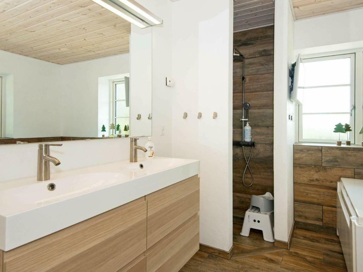 10 Person Holiday Home In Glesborg Exteriör bild